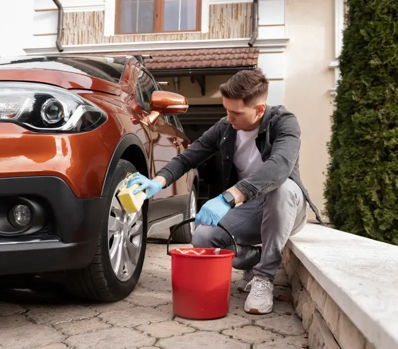 Lavage auto à domicile Saint-Lothain : professionnel intervenant sur un véhicule